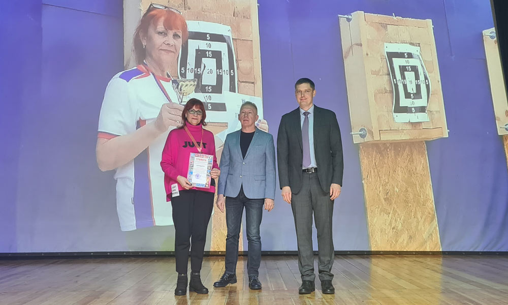 Администрация города Мичуринска наградила спортсменов Тамбовской областной федерации спортивного метания ножа.