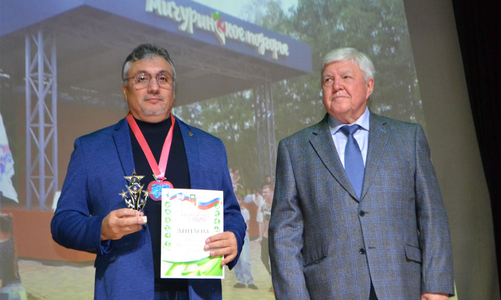 Администрация города Мичуринска наградила спортсменов Тамбовской областной федерации спортивного метания ножа.